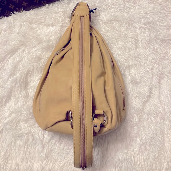 PRÜNE leather shoulder bag / backpack zip strap main image 4